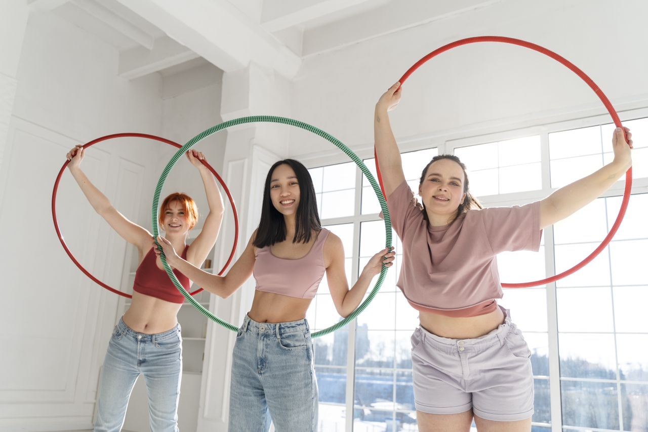 Junge Frauen mit Hula-Hoop-Reifen